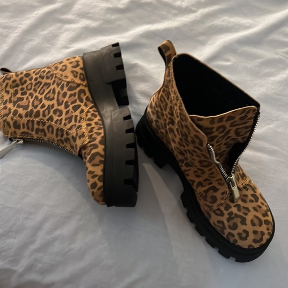SALE!!!!!On trend, Leopard print Gianni Bini ankle boots! - Picture 3 of 3